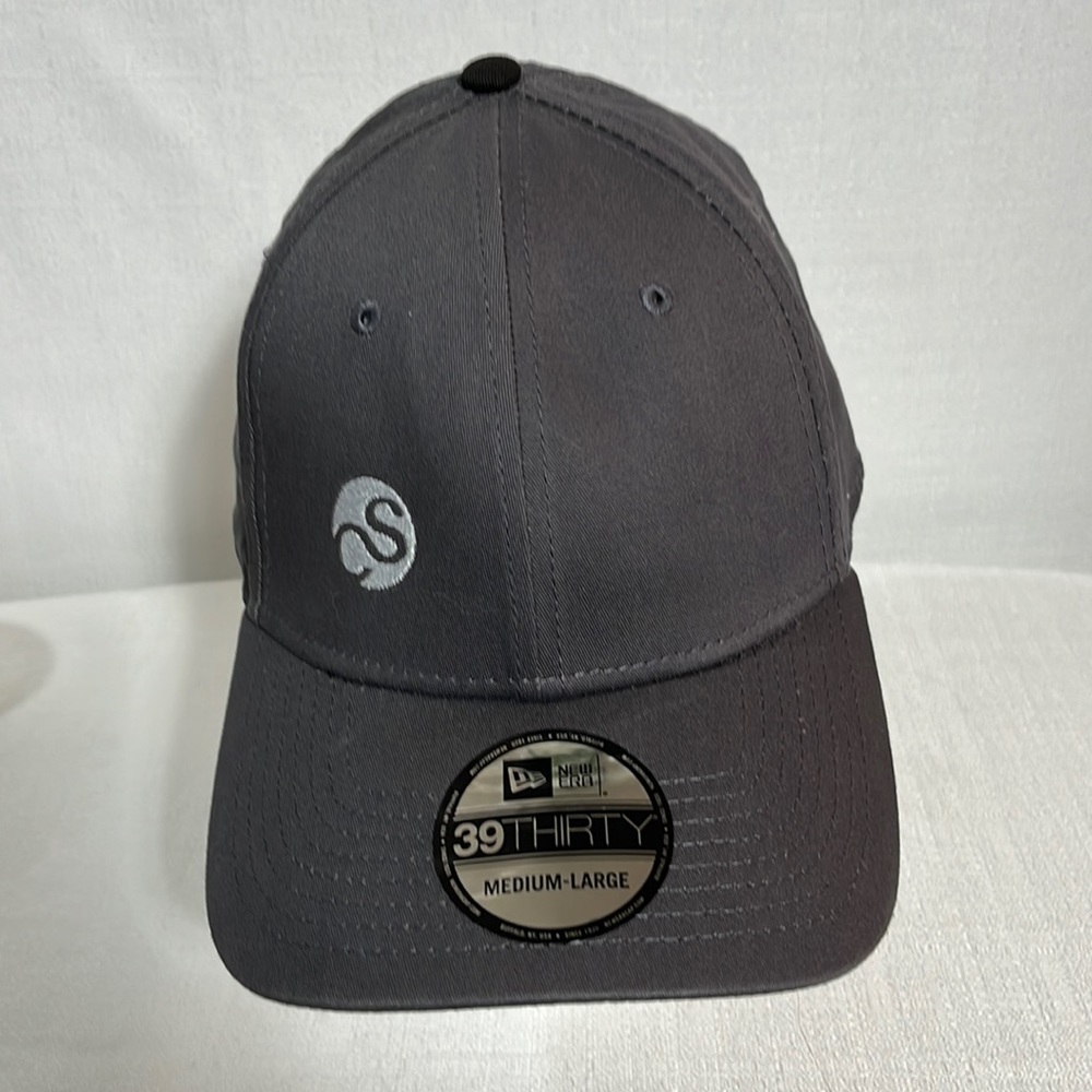 𝅺gray baseball hat, condition new,